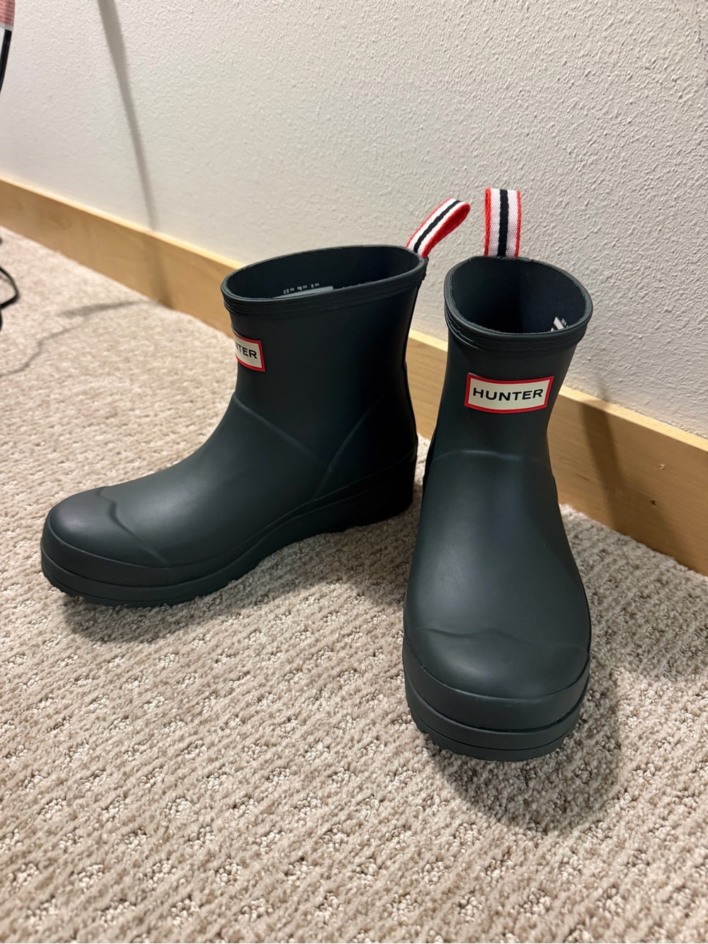 Hunter Women's Play Short Rain Boots in the Arctic Moss colorway size 6